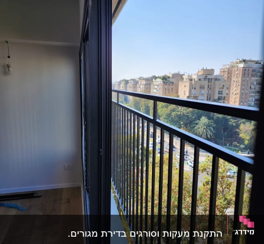 מסגרת חלון שחורה עם נוף עירוני ברקע